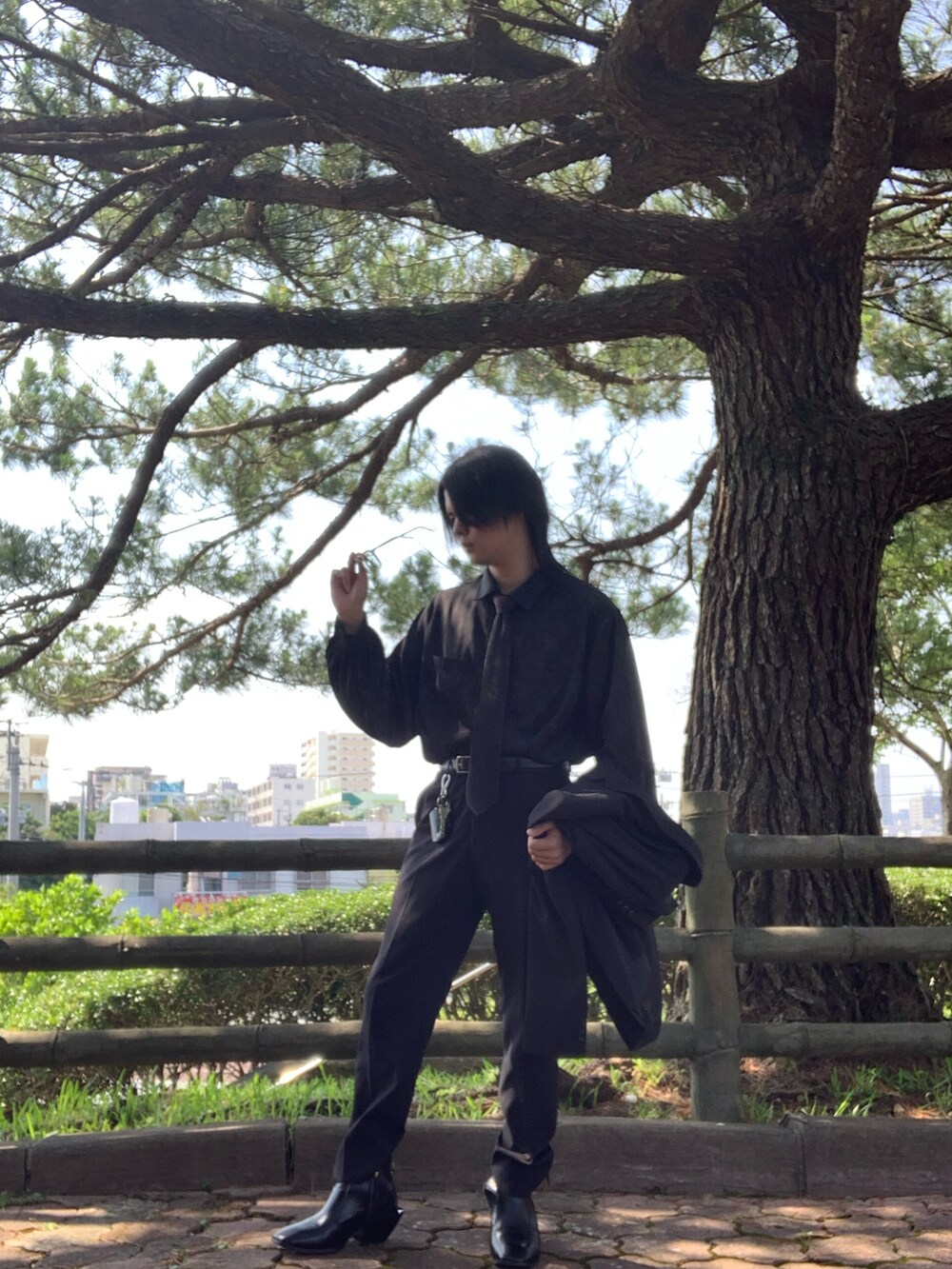 ブラック系のネクタイ、ブラック系のシャツ/ブラウス、ブラック系のブーツを着用したメンズの夏コーディネートの3枚目の写真