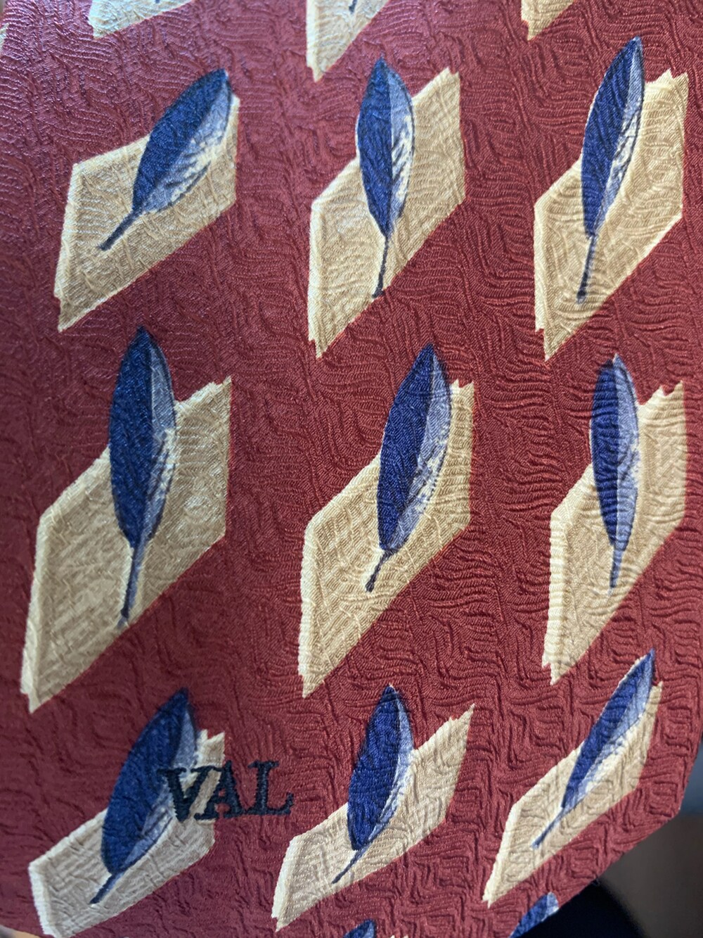 ブラック系のシャツ/ブラウス、レッド系のネクタイ、グレー系のその他パンツを着用したメンズの夏コーディネートの2枚目の写真