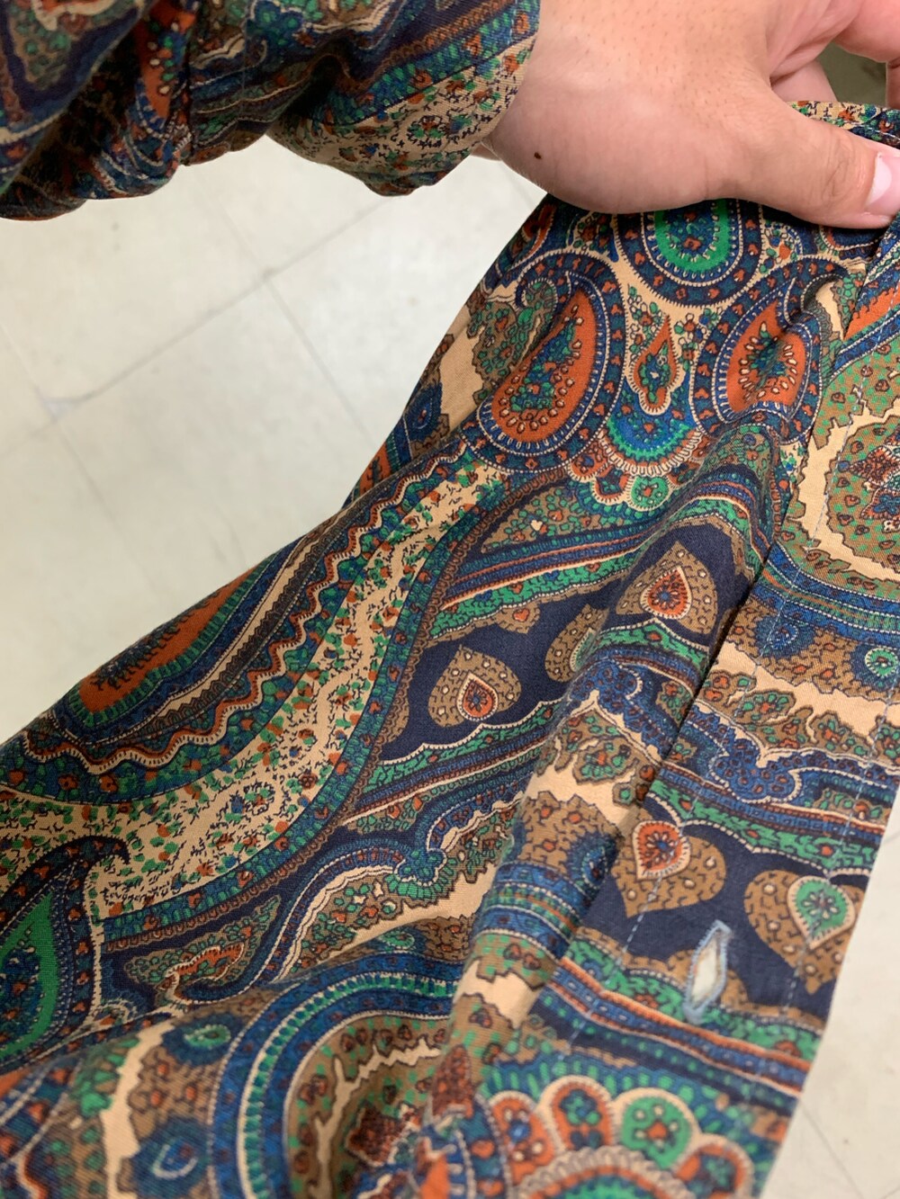 ホワイト系のタンクトップ、ベージュ系のシャツ/ブラウス、ブラック系のドレスシューズを着用したメンズの夏コーディネートの2枚目の写真