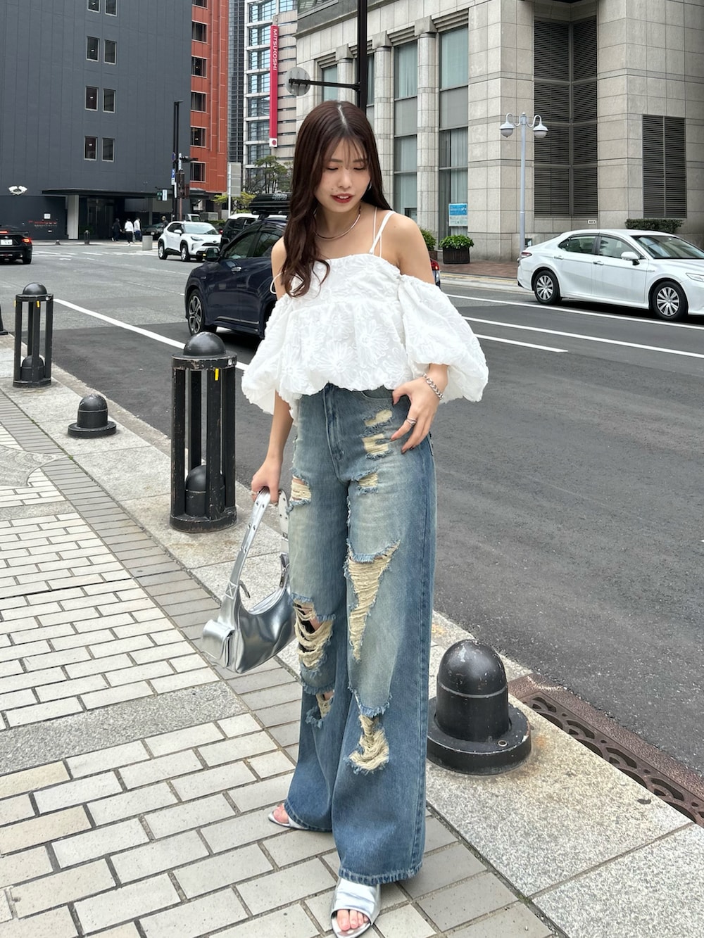 「デニム、デニムパンツ、オーバーダイ、ダメージデニム、オフショル、ブラウス、春コーデ」｜「Chicoの【2サイズ展開】ダメージワイドデニムパンツ（デニムパンツ、ブルー系）」を使った、Misatoさん（レディース・160cm）の春コーディネートの2枚目の写真