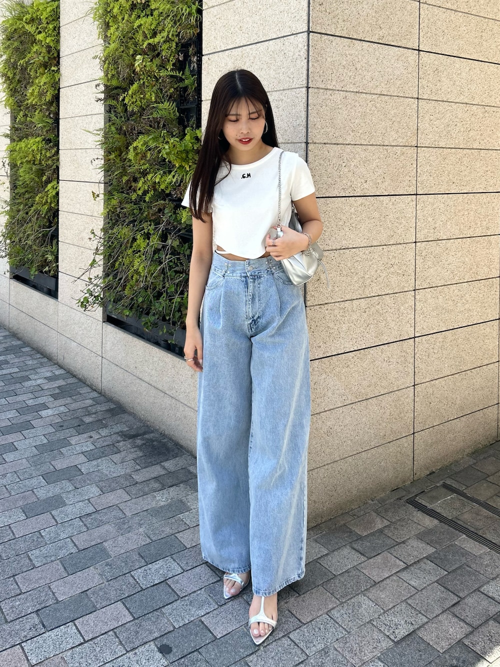 「デニム、デニムコーデ、サンダル、チビT、夏コーデ、デートコーデ」｜「Chicoの【完売カラー再販開始】ロゴプリント三角チビT（Tシャツ/カットソー、ホワイト系）」を使った、Misatoさん（レディース・160cm）の春コーディネートの2枚目の写真