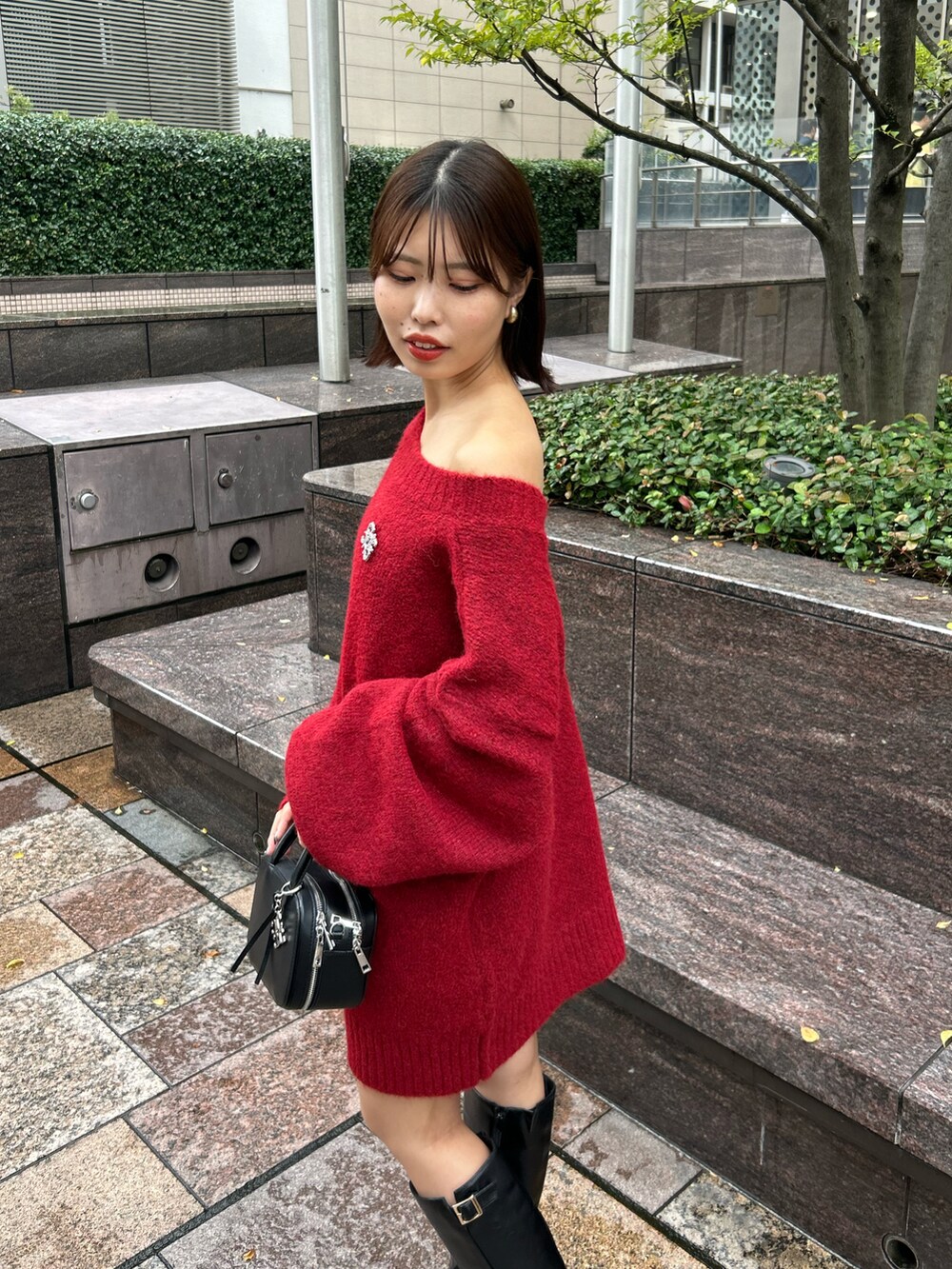 「ニットワンピース、ニットワンピ、ロングブーツ、秋冬コーデ、デートコーデ」｜「Chicoの【3色展開/2WAY】ブローチ付きVルーズニット（ニット/セーター、レッド系）」を使った、Misatoさん（レディース・160cm）の秋コーディネートの5枚目の写真