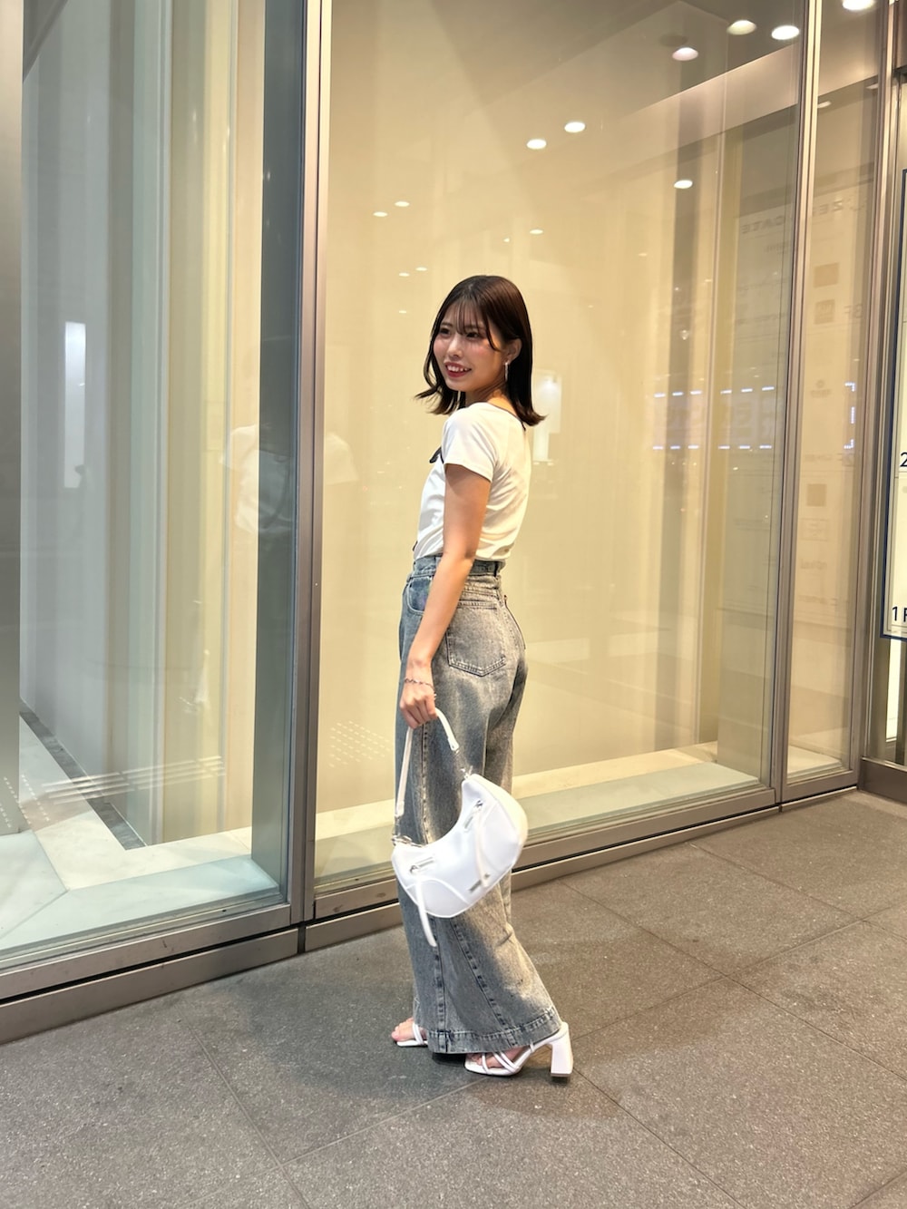 「デニム、デニムコーデ、チビT、夏コーデ、骨格ウェーブ」｜「Chicoの【3サイズ展開】ルーズワイドデニム（デニムパンツ、ブルー系）」を使った、Misatoさん（骨格ウェーブ・レディース・160cm）の春コーディネートの2枚目の写真