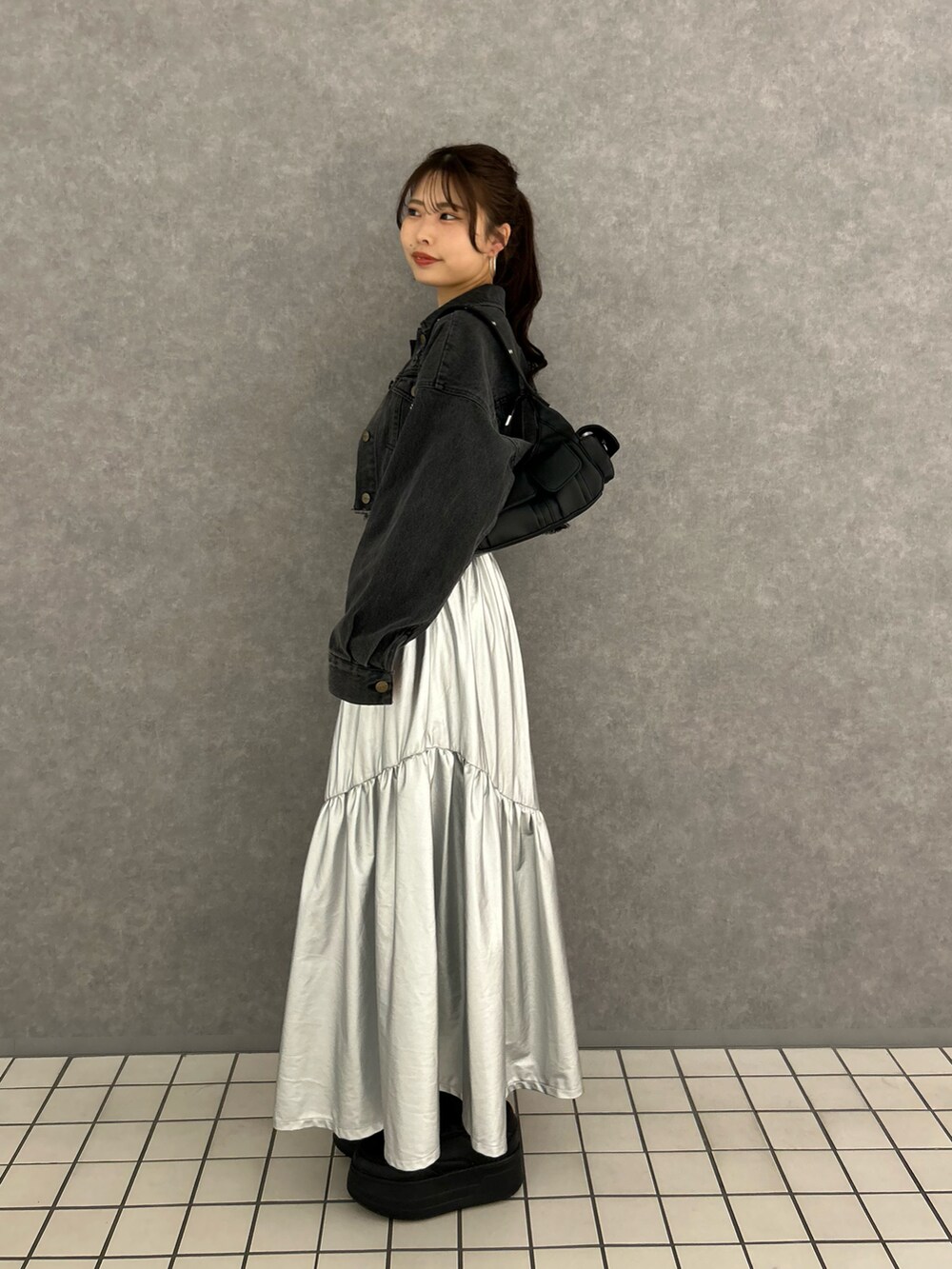 「デニム、デニムジャケット、スニーカー、スニーカーコーデ、スカート、シルバー、春コーデ」｜「Chicoの【2024SS】キラキラフレアボリュームスカート（スカート、シルバー系）」を使った、Misatoさん（レディース・160cm）の春コーディネートの2枚目の写真