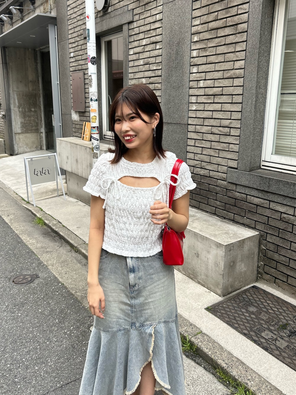 「デニムスカート、夏コーデ、デートコーデ」｜「Chicoの【セットアップ対応】フロントリボンボレロデザインT（Tシャツ/カットソー、ホワイト系）」を使った、Misatoさん（骨格ウェーブ・レディース・160cm）の春コーディネートの4枚目の写真