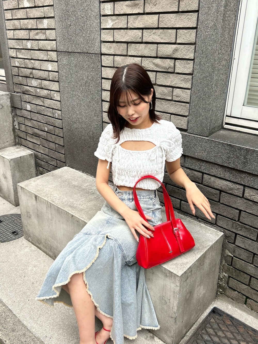「デニムスカート、夏コーデ、デートコーデ」｜「Chicoの【セットアップ対応】フロントリボンボレロデザインT（Tシャツ/カットソー、ホワイト系）」を使った、Misatoさん（骨格ウェーブ・レディース・160cm）の春コーディネートの6枚目の写真