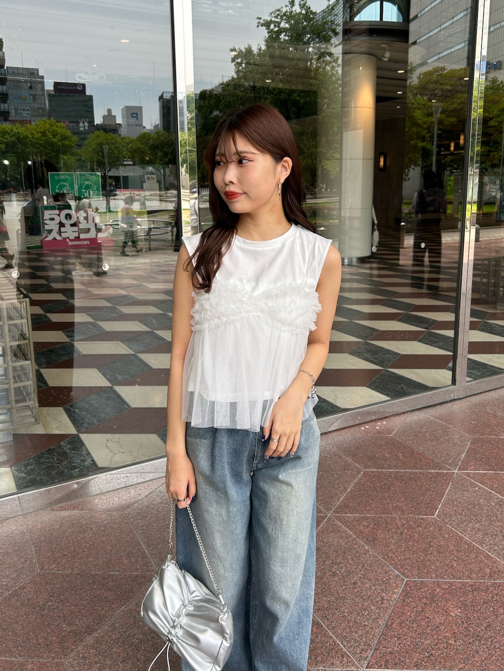 「デニム、デニムコーデ、チュール、チュールトップス、骨格ウェーブ、夏コーデ、デートコーデ」｜「ChicoのチュールキャミセットT（Tシャツ/カットソー、ホワイト系）」を使った、Misatoさん（レディース・160cm）の夏コーディネートの4枚目の写真