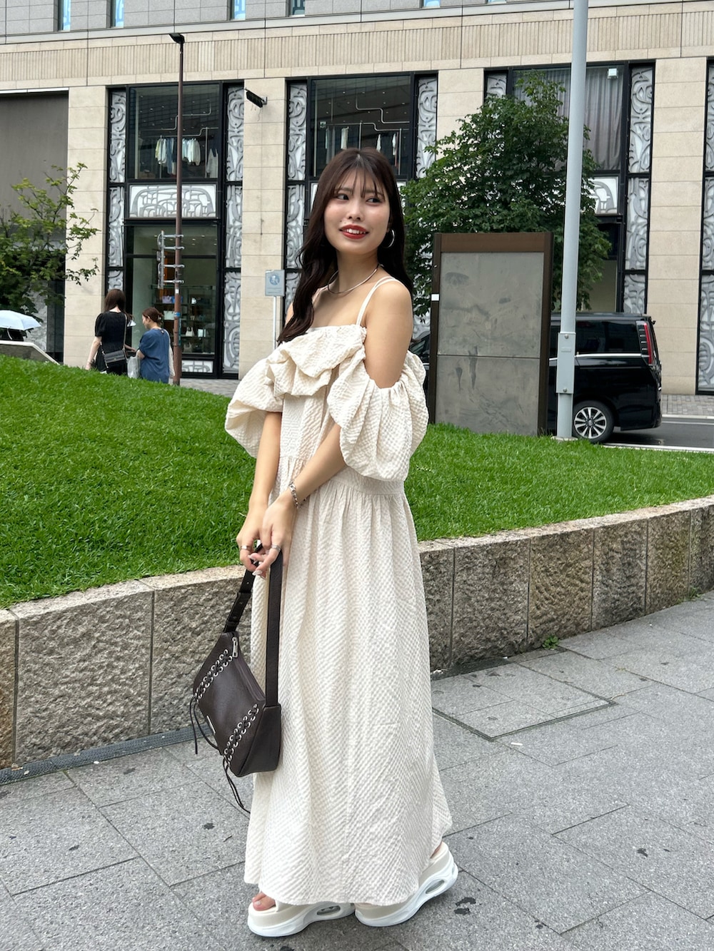 「ワンピース、夏コーデ、スポサン、オフショル、デートコーデ」｜「Chicoのバルーン袖2WAYフレアワンピース（ワンピース、ベージュ系）」を使った、Misatoさん（レディース・160cm）の夏コーディネートの5枚目の写真