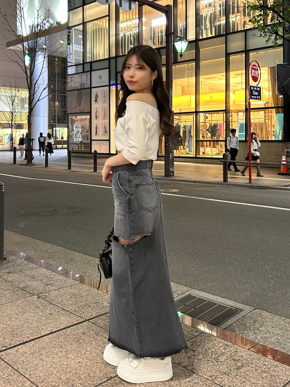 「デニム、デニムスカート、サイドスリット、グレーコーデ、オフショル、チビT、スニーカー、スニーカーコーデ」｜「Chicoの【2way】5分袖ピグメントオフショルリブT（Tシャツ/カットソー、ホワイト系）」を使った、Misatoさん（レディース・160cm）の春コーディネートの2枚目の写真