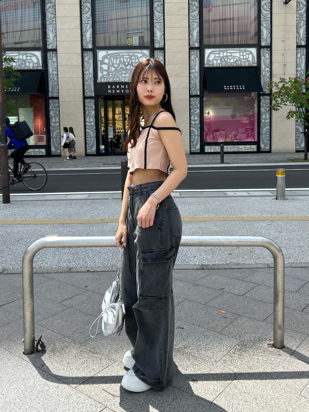 「デニム、カーゴデニム、カーゴパンツ、アシメトップス、アシメントリー、スニーカー、スニーカーコーデ」｜「Chicoの【新色追加】チェーンドロストミニショルダーバッグ（ショルダーバッグ、シルバー系）」を使った、Misatoさん（レディース・160cm）の春コーディネートの3枚目の写真