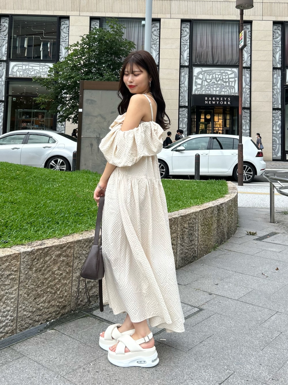 「ワンピース、夏コーデ、スポサン、オフショル、デートコーデ」｜「Chicoのバルーン袖2WAYフレアワンピース（ワンピース、ベージュ系）」を使った、Misatoさん（レディース・160cm）の夏コーディネートの2枚目の写真