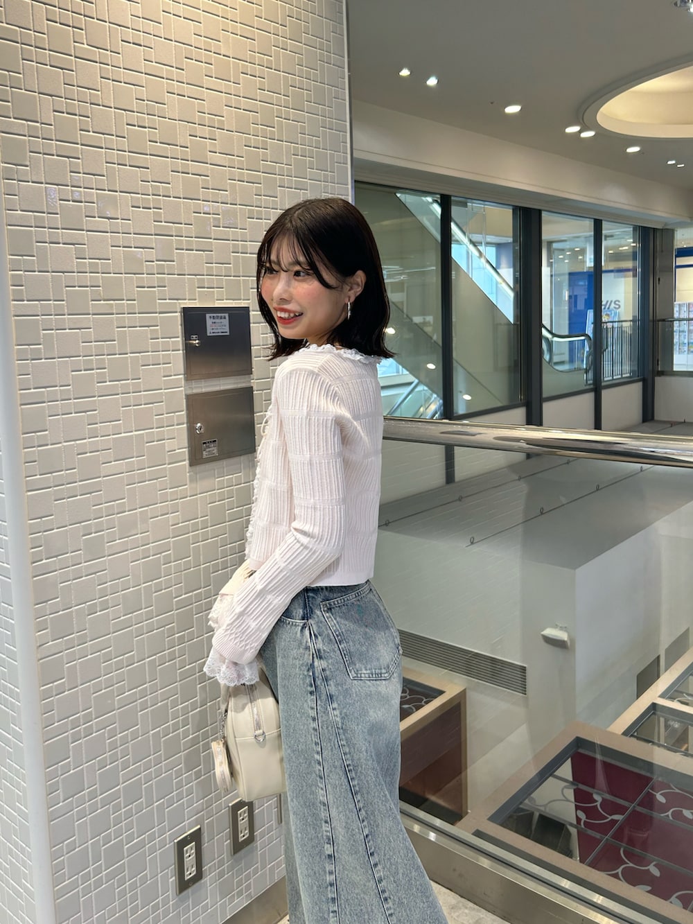 「デニム、デニムコーデ、カーディガン、春コーデ、デートコーデ」｜「Chicoの【3サイズ展開】ルーズワイドデニム（デニムパンツ、ブルー系）」を使った、Misatoさん（レディース・160cm）の春コーディネートの5枚目の写真