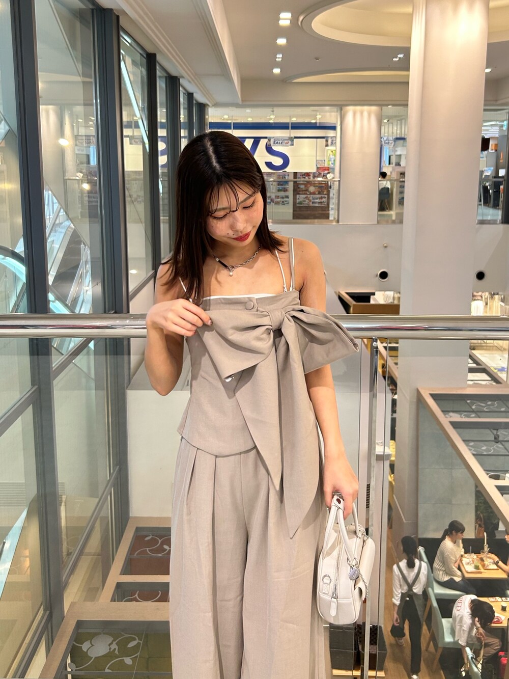 「コンビネゾン、セットアップ、夏コーデ」｜「Chicoの【SALON by Chico】2wayリボンデザインベアコンビネゾン（つなぎ/オールインワン、ベージュ系）」を使った、Misatoさん（骨格ウェーブ・レディース・160cm）の夏コーディネートの5枚目の写真