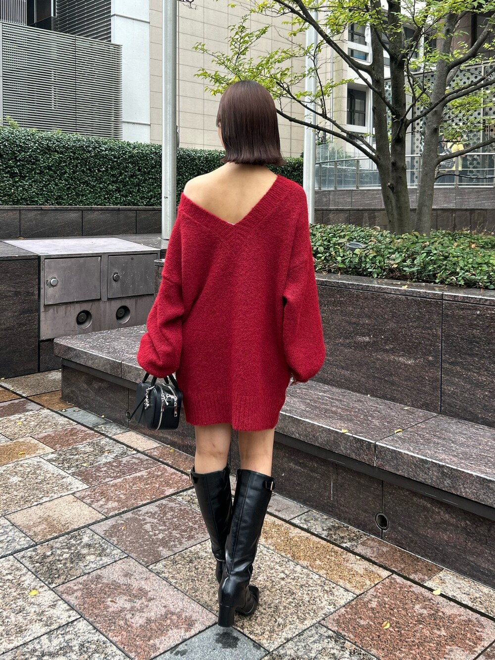 「ニットワンピース、ニットワンピ、ロングブーツ、秋冬コーデ、デートコーデ」｜「Chicoの【3色展開/2WAY】ブローチ付きVルーズニット（ニット/セーター、レッド系）」を使った、Misatoさん（レディース・160cm）の秋コーディネートの3枚目の写真