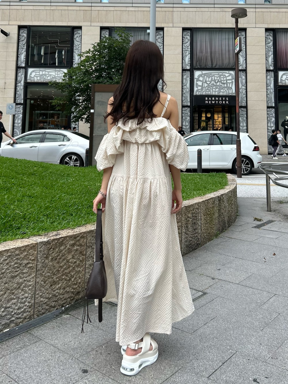 「ワンピース、夏コーデ、スポサン、オフショル、デートコーデ」｜「Chicoのバルーン袖2WAYフレアワンピース（ワンピース、ベージュ系）」を使った、Misatoさん（レディース・160cm）の夏コーディネートの3枚目の写真