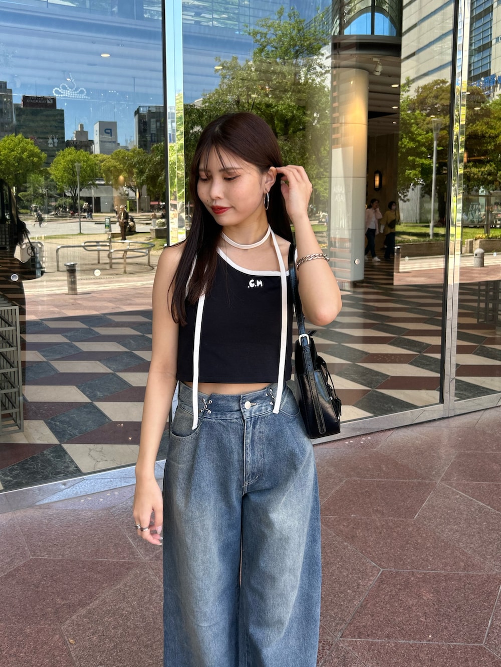 「デニム、デニムコーデ、ワイドデニム、チョーカー、チョーカートップス、春夏コーデ、ミュールサンダル」｜「Chicoの【3サイズ展開/セットアップ対応】ハートプリントボックスワイドデニムパンツ（デニムパンツ、ブルー系）」を使った、Misatoさん（レディース・160cm）の春コーディネートの4枚目の写真