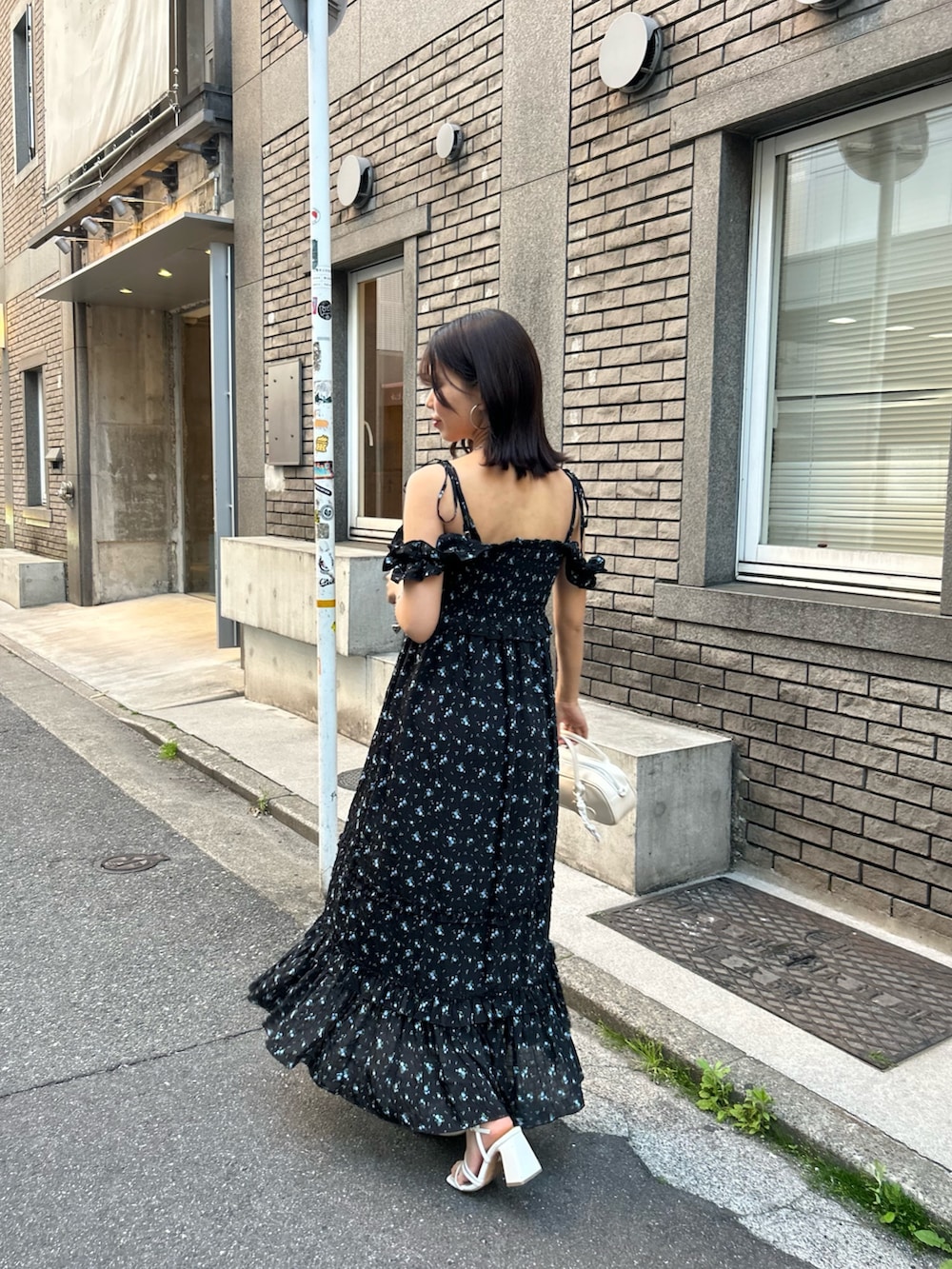 「花柄ワンピース、花柄、ワンピース、デートコーデ、デート、春コーデ、夏コーデ」｜「Chicoのフリルデザインベアワンピース（ワンピース、ブラック系）」を使った、Misatoさん（骨格ウェーブ・レディース・160cm）の春コーディネートの3枚目の写真