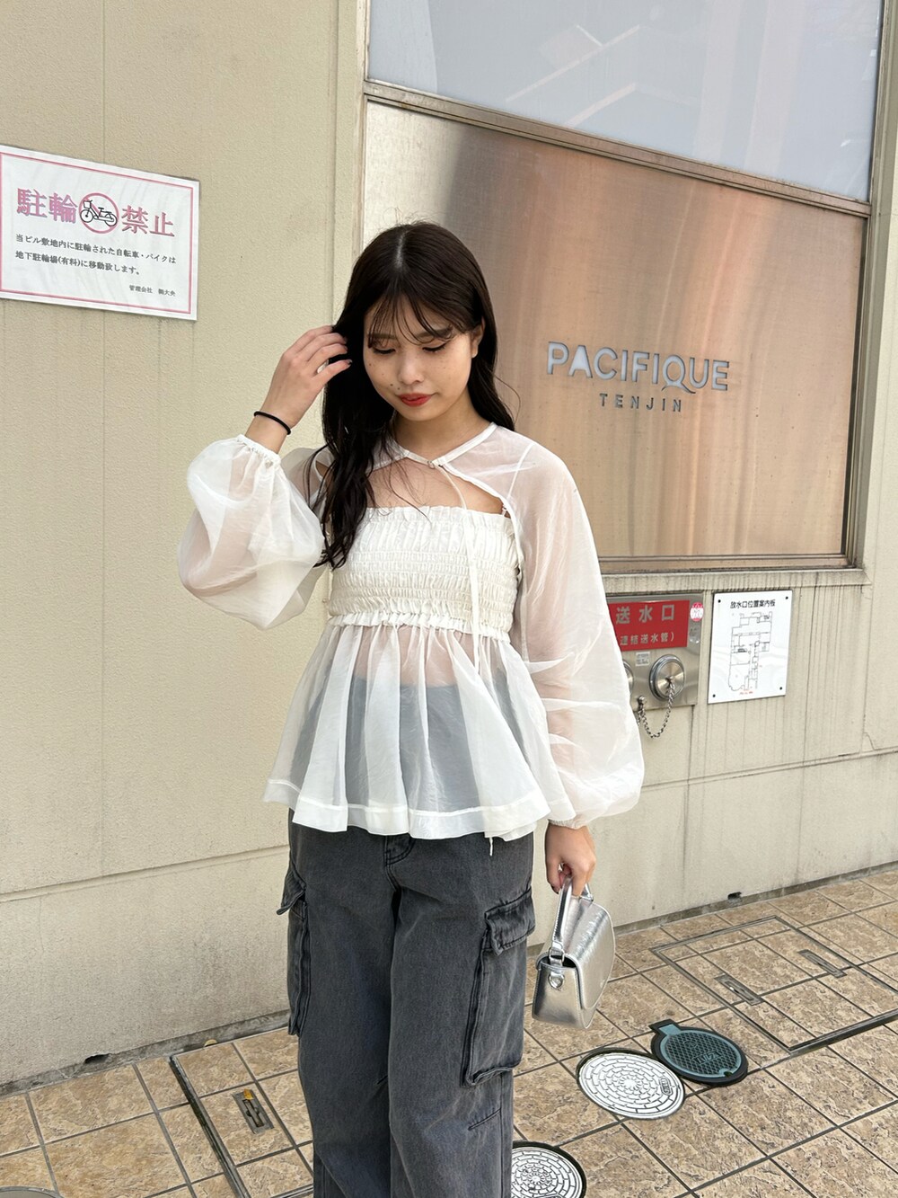 グレー系のデニムパンツ、ホワイト系のシャツ/ブラウス、ホワイト系のスニーカーを着用したレディースの春コーディネートの3枚目の写真