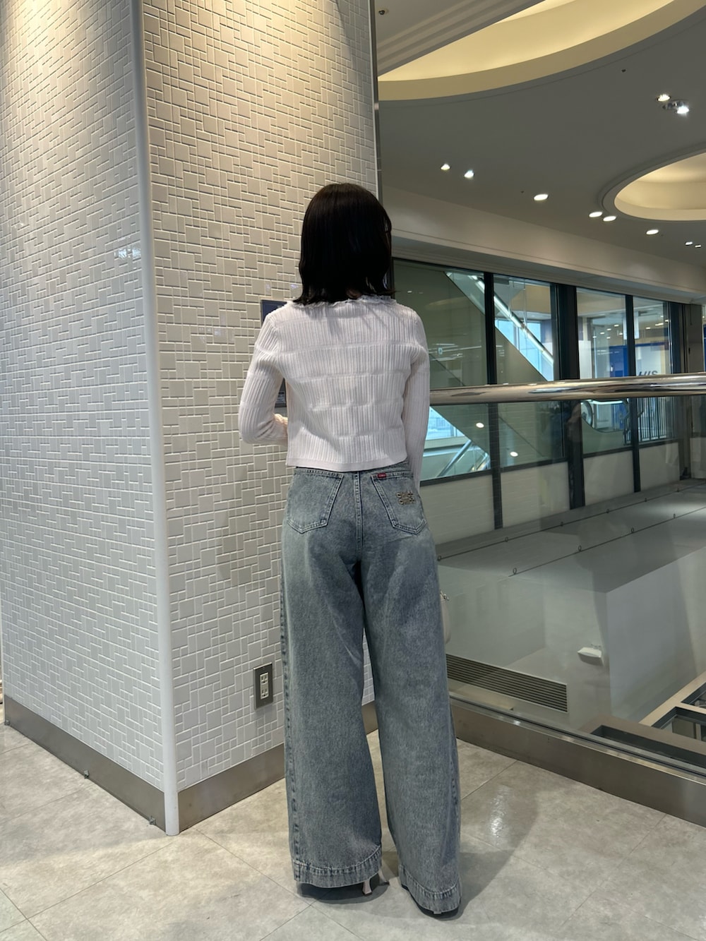 「デニム、デニムコーデ、カーディガン、春コーデ、デートコーデ」｜「Chicoの【3サイズ展開】ルーズワイドデニム（デニムパンツ、ブルー系）」を使った、Misatoさん（レディース・160cm）の春コーディネートの3枚目の写真