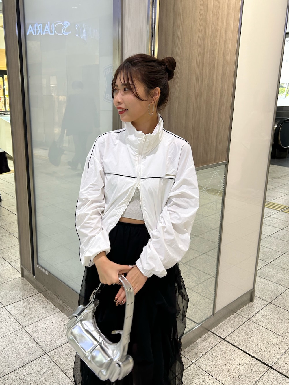 「春アウター、ナイロンブルゾン、ナイロン、チュール、チュールスカート、スニーカー、スニーカーコーデ、春コーデ」｜「Chicoの【2024SS/2way】チュールティアードベアワンピース（ワンピース、ブラック系）」を使った、Misatoさん（レディース・160cm）の春コーディネートの4枚目の写真