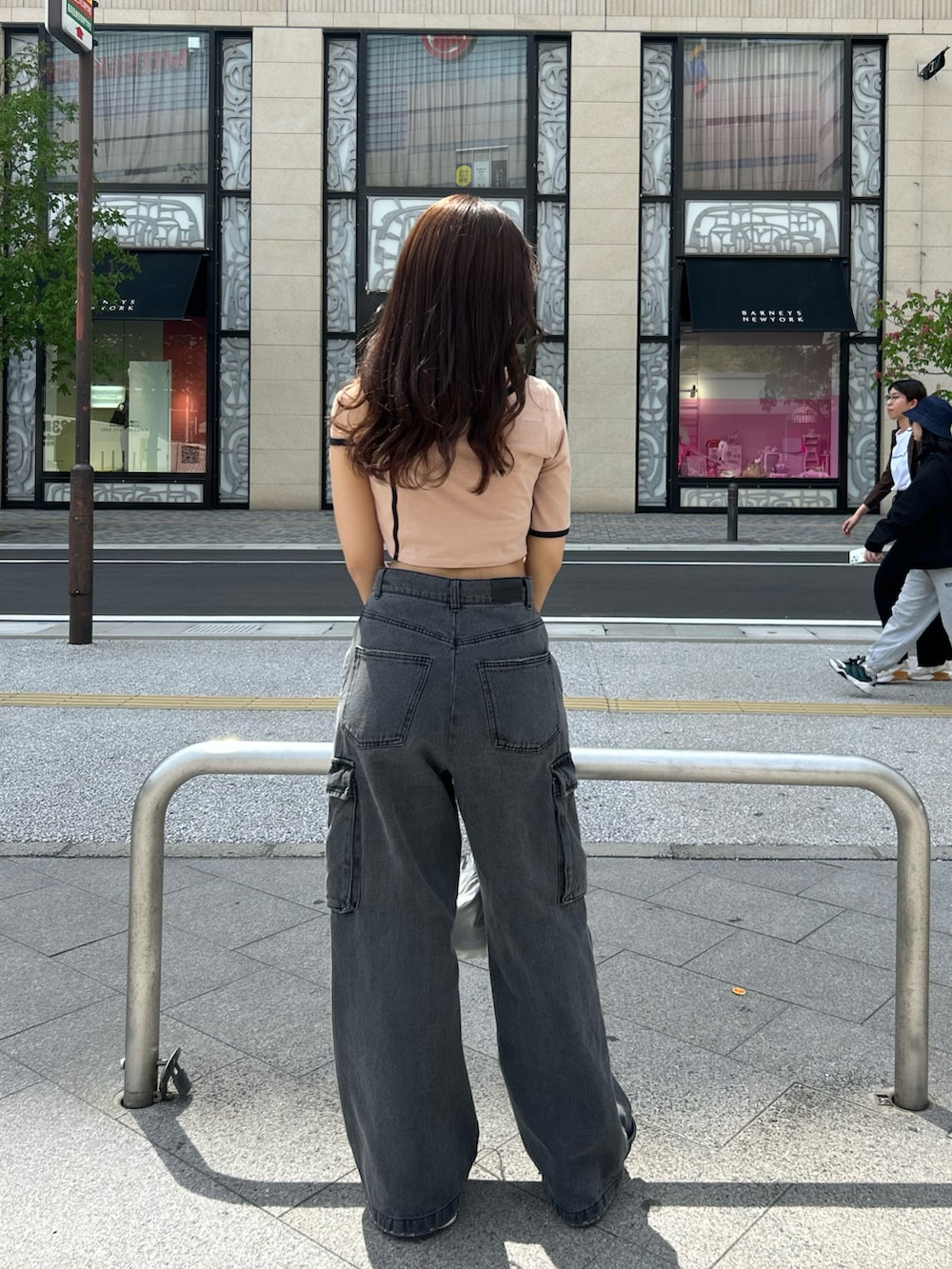 「デニム、カーゴデニム、カーゴパンツ、アシメトップス、アシメントリー、スニーカー、スニーカーコーデ」｜「Chicoの【新色追加】チェーンドロストミニショルダーバッグ（ショルダーバッグ、シルバー系）」を使った、Misatoさん（レディース・160cm）の春コーディネートの4枚目の写真