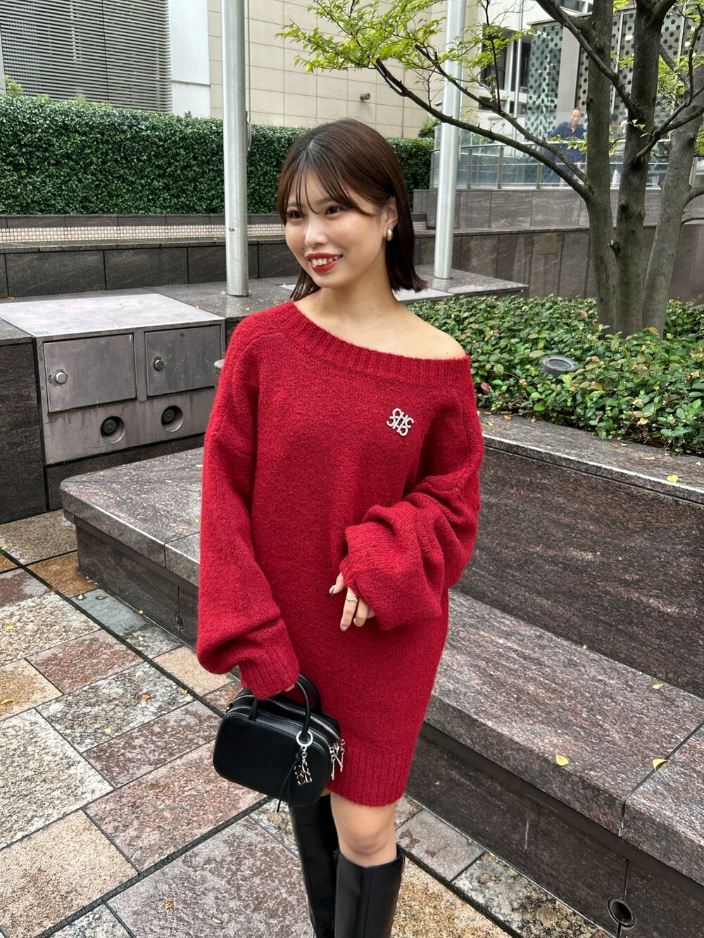 「ニットワンピース、ニットワンピ、ロングブーツ、秋冬コーデ、デートコーデ」｜「Chicoの【3色展開/2WAY】ブローチ付きVルーズニット（ニット/セーター、レッド系）」を使った、Misatoさん（レディース・160cm）の秋コーディネートの4枚目の写真