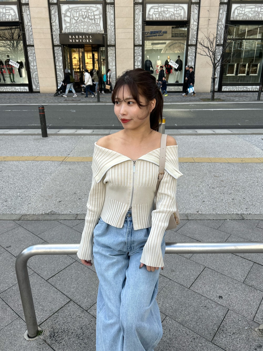 「骨格ウェーブ、デニム、デニムパンツ、オフショル、リブニット、スニーカー」｜「Chicoの【2サイズ展開/2024SS】ハートプリントボックスワイドデニムパンツ（デニムパンツ、ブルー系）」を使った、Misatoさん（レディース・159cm）の冬コーディネートの4枚目の写真