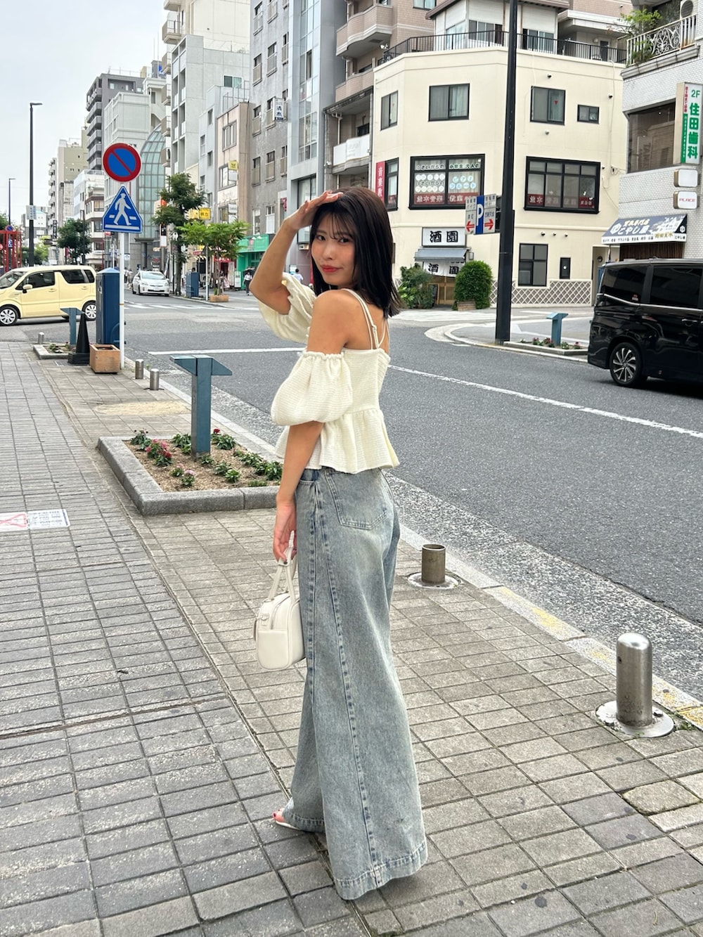 「ツイード、オフショル、オフショルブラウス、ペプラム、ぺプラムトップス、デニム、デニムコーデ、夏コーデ、デートコーデ」｜「Chicoの【マルチway】ツイードオフショルペプラムブラウス（シャツ/ブラウス、ホワイト系）」を使った、Misatoさん（骨格ウェーブ・レディース・160cm）の夏コーディネートの2枚目の写真
