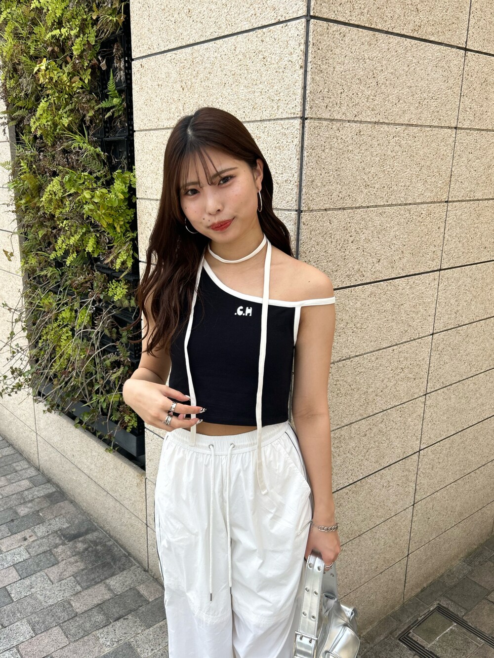 「ラインパンツ、シャカシャカ、スニーカー、スポーツミックス、チョーカー、チョーカートップス、キャミソール」｜「Chicoの【WEB限定カラーあり】ワイドラインシャカパンツ（その他パンツ、ホワイト系）」を使った、Misatoさん（レディース・160cm）の春コーディネートの4枚目の写真