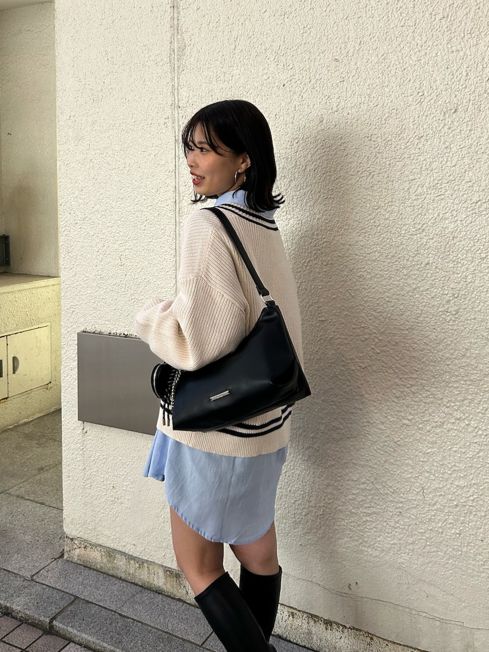 「レイヤードスタイル、レイヤード、ブルーシャツ、春コーデ、デートコーデ」｜「Chicoのライン入りVルーズニット（ニット/セーター、ホワイト系）」を使った、Misatoさん（レディース・160cm）の春コーディネートの4枚目の写真