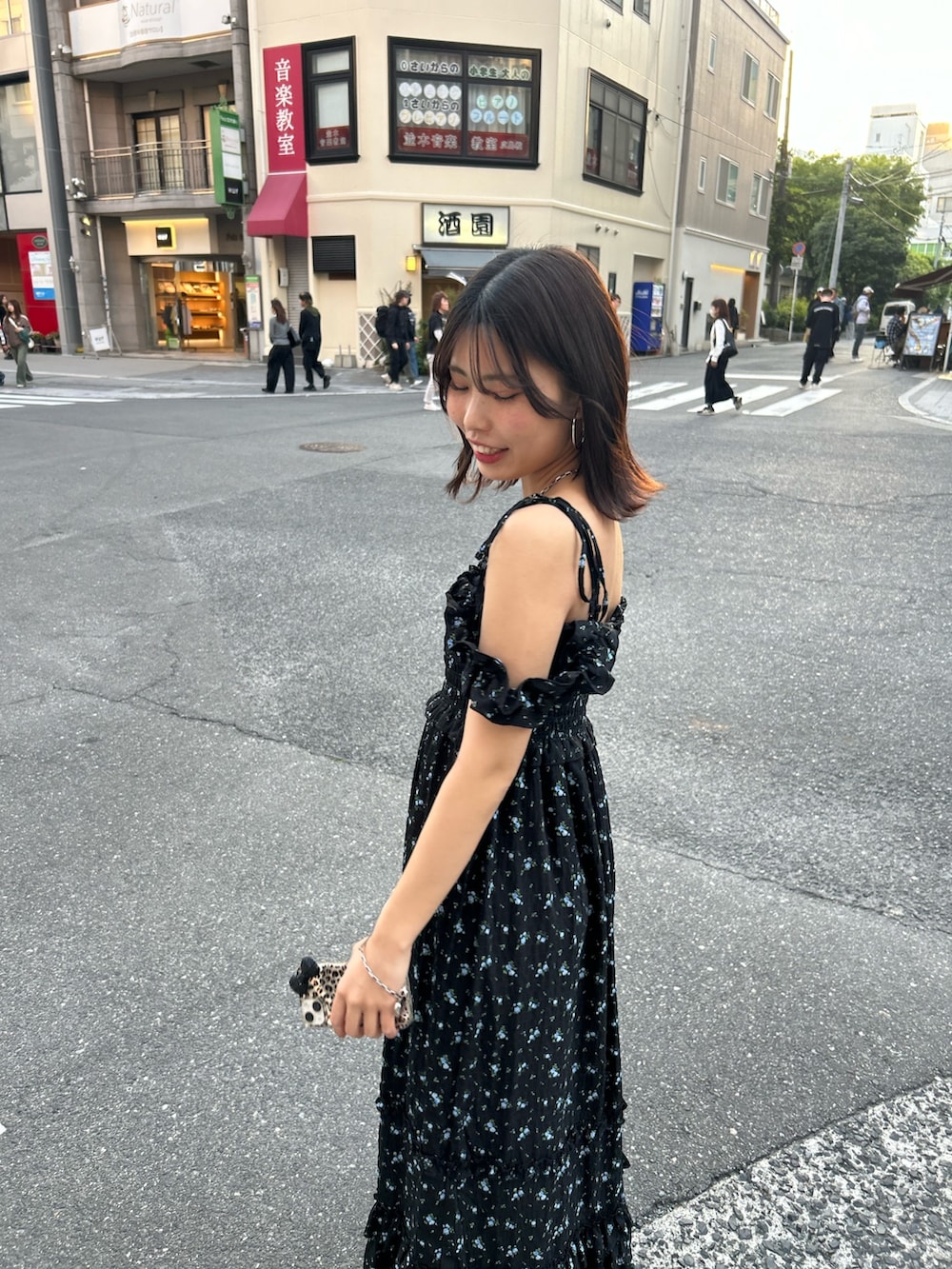 「花柄ワンピース、花柄、ワンピース、デートコーデ、デート、春コーデ、夏コーデ」｜「Chicoのフリルデザインベアワンピース（ワンピース、ブラック系）」を使った、Misatoさん（骨格ウェーブ・レディース・160cm）の春コーディネートの5枚目の写真