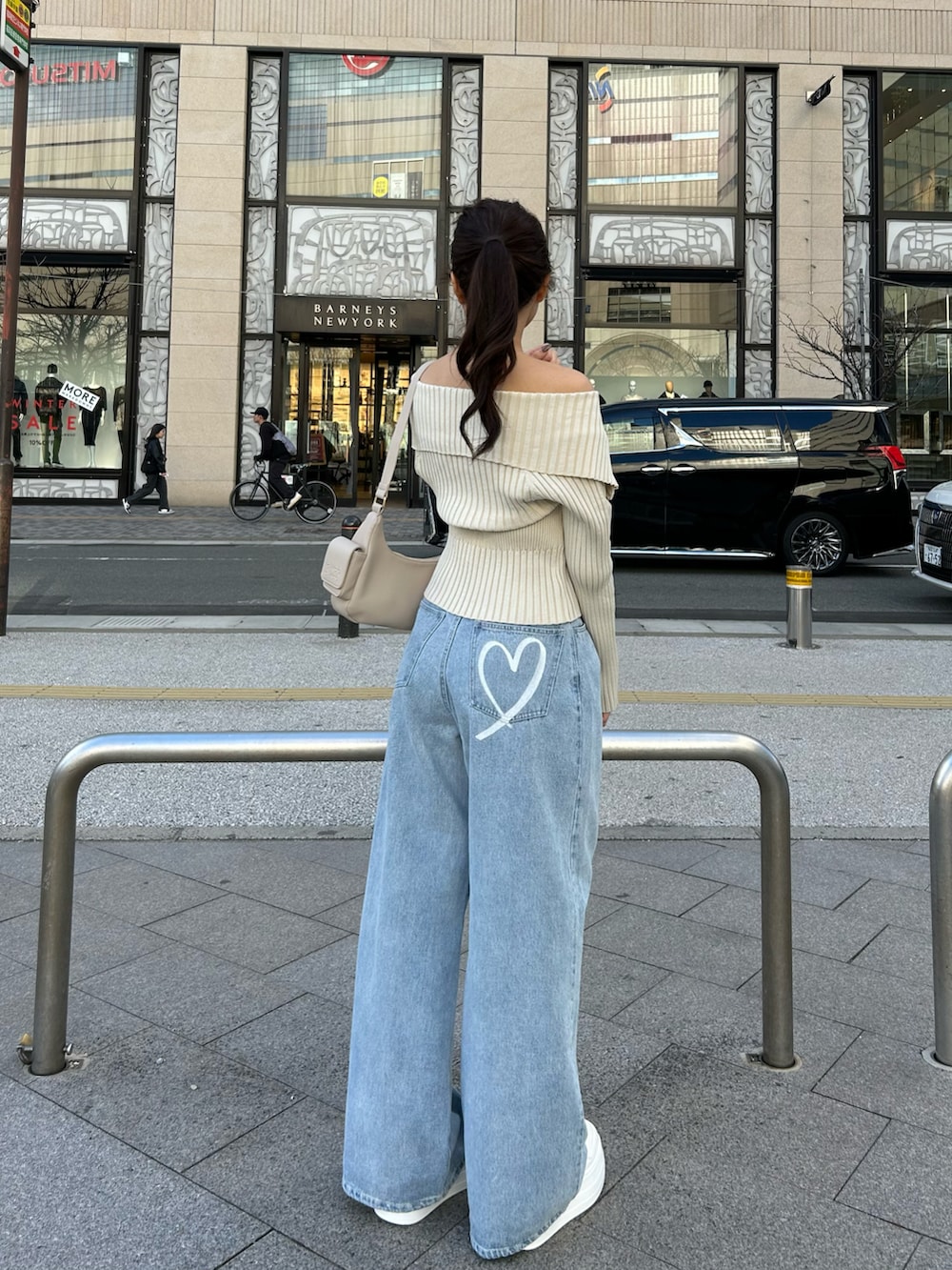 「骨格ウェーブ、デニム、デニムパンツ、オフショル、リブニット、スニーカー」｜「Chicoの【2サイズ展開/2024SS】ハートプリントボックスワイドデニムパンツ（デニムパンツ、ブルー系）」を使った、Misatoさん（レディース・159cm）の冬コーディネートの2枚目の写真
