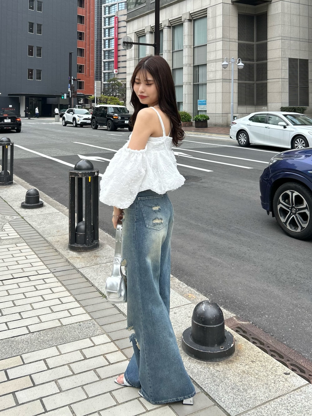 「デニム、デニムパンツ、オーバーダイ、ダメージデニム、オフショル、ブラウス、春コーデ」｜「Chicoの【2サイズ展開】ダメージワイドデニムパンツ（デニムパンツ、ブルー系）」を使った、Misatoさん（レディース・160cm）の春コーディネートの3枚目の写真
