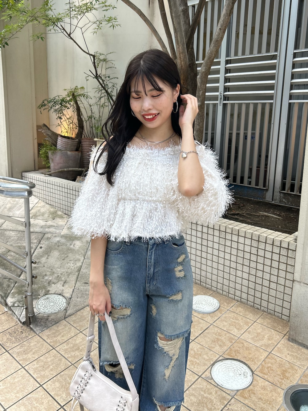 「ブラウス、ブラウスコーデ、デニム、ダメージデニム、デニムコーデ、夏コーデ」｜「Chicoのフリンジリボン短丈ブラウス（シャツ/ブラウス、ホワイト系）」を使った、Misatoさん（レディース・160cm）の夏コーディネートの4枚目の写真