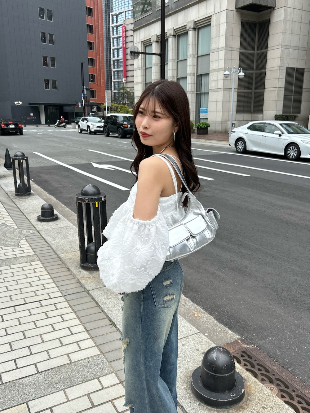 「デニム、デニムパンツ、オーバーダイ、ダメージデニム、オフショル、ブラウス、春コーデ」｜「Chicoの【2サイズ展開】ダメージワイドデニムパンツ（デニムパンツ、ブルー系）」を使った、Misatoさん（レディース・160cm）の春コーディネートの5枚目の写真