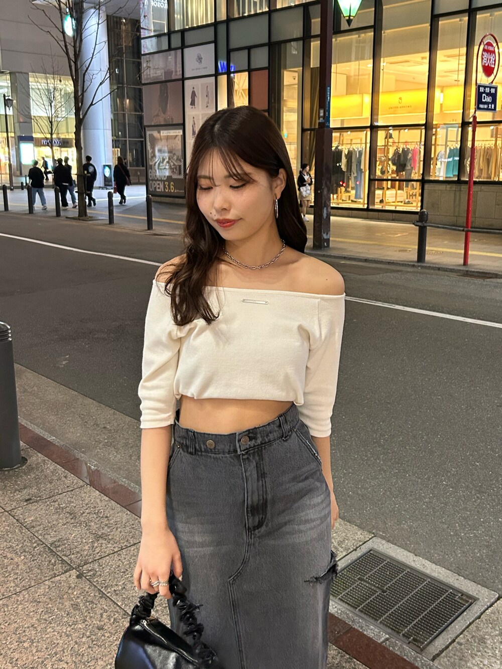 「デニム、デニムスカート、サイドスリット、グレーコーデ、オフショル、チビT、スニーカー、スニーカーコーデ」｜「Chicoの【2way】5分袖ピグメントオフショルリブT（Tシャツ/カットソー、ホワイト系）」を使った、Misatoさん（レディース・160cm）の春コーディネートの3枚目の写真