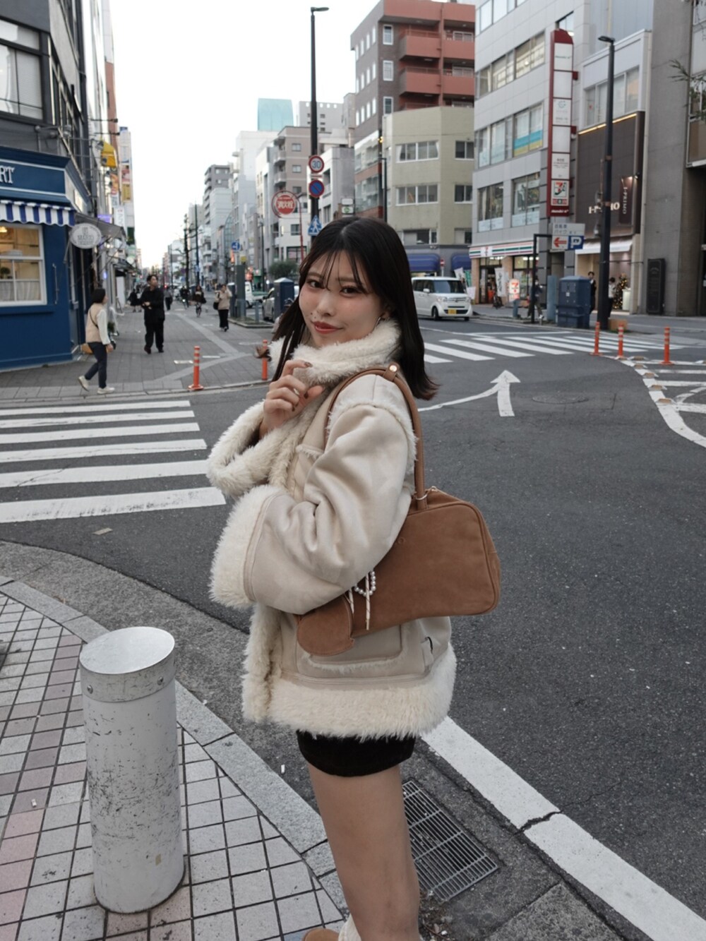 ホワイト系のその他アウター、ブラウン系のその他パンツ、ブラウン系のボストンバッグを着用したレディースの秋コーディネートの5枚目の写真