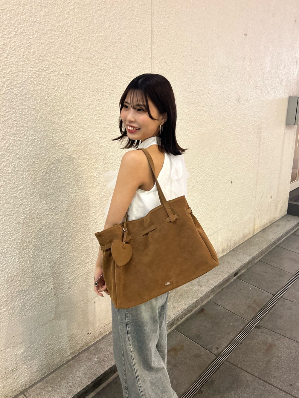 「デニム、デニムコーデ、チュール、チュールトップス、ブラウス、ブラウスコーデ、夏コーデ」｜「Chicoのチュールティアードアメスリブラウス（シャツ/ブラウス、ホワイト系）」を使った、Misatoさん（骨格ウェーブ・レディース・160cm）の春コーディネートの5枚目の写真