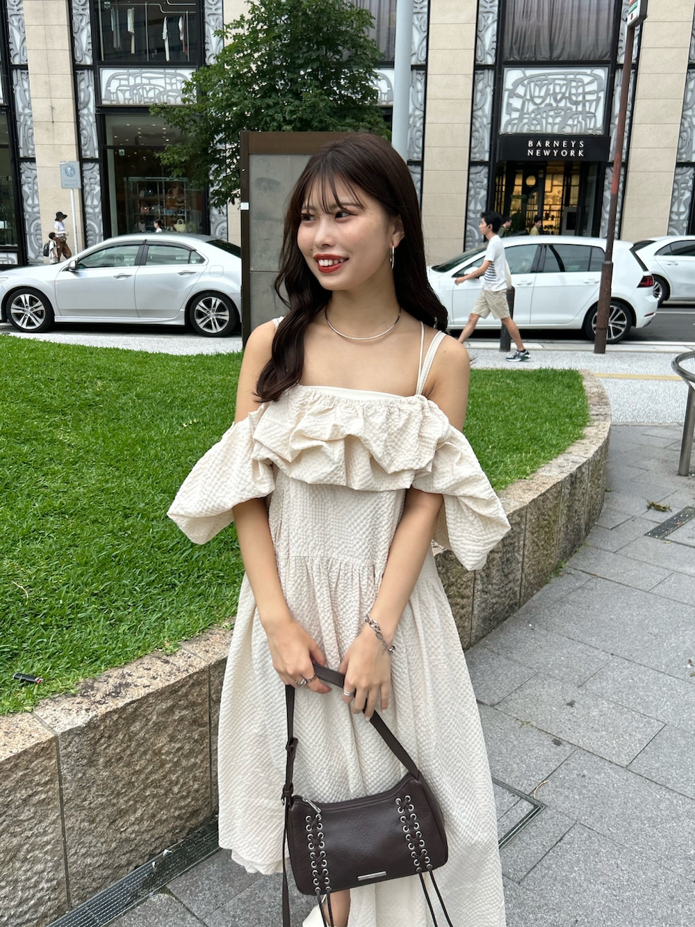 「ワンピース、夏コーデ、スポサン、オフショル、デートコーデ」｜「Chicoのバルーン袖2WAYフレアワンピース（ワンピース、ベージュ系）」を使った、Misatoさん（レディース・160cm）の夏コーディネートの4枚目の写真