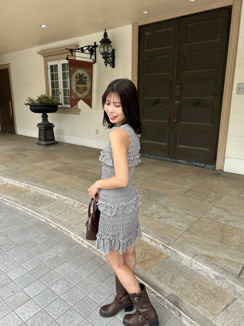 「ワンピース、ワンピーススタイル、ワンピースコーデ、夏コーデ、夏ワンピ、チェック柄、ギンガムチェック、デートコーデ」｜「Chicoのシャーリングチェックミニワンピース（ワンピース、ブラウン系）」を使った、Misatoさん（骨格ウェーブ・レディース・160cm）の夏コーディネートの5枚目の写真
