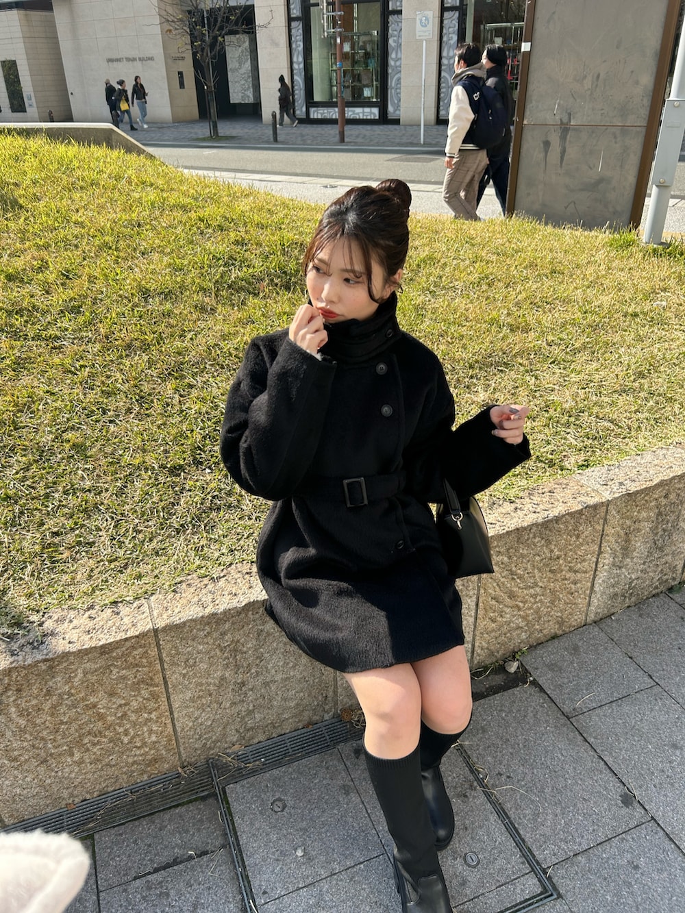 「アウター、アウターコーデ、シャギー、シャギーコート、スタンドネック、ロングブーツ、ロングブーツコーデ」｜「Chicoのシャギースタンドミドル丈オーバーコート（チェスターコート、ブラック系）」を使った、Misatoさん（レディース・160cm）の冬コーディネートの4枚目の写真
