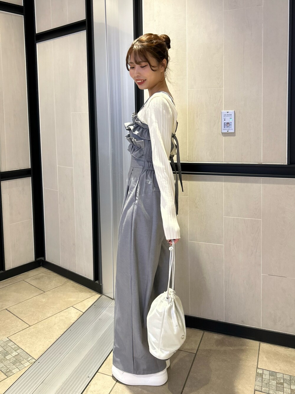 「コンビネゾン、サロペット、スニーカー、スニーカーコーデ、フリル」｜「Chicoの【2024SS】フリルベアコンビネゾン（つなぎ/オールインワン、グレー系）」を使った、Misatoさん（レディース・160cm）の春コーディネートの2枚目の写真