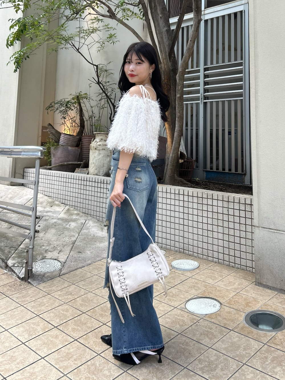 「ブラウス、ブラウスコーデ、デニム、ダメージデニム、デニムコーデ、夏コーデ」｜「Chicoのフリンジリボン短丈ブラウス（シャツ/ブラウス、ホワイト系）」を使った、Misatoさん（レディース・160cm）の夏コーディネートの2枚目の写真