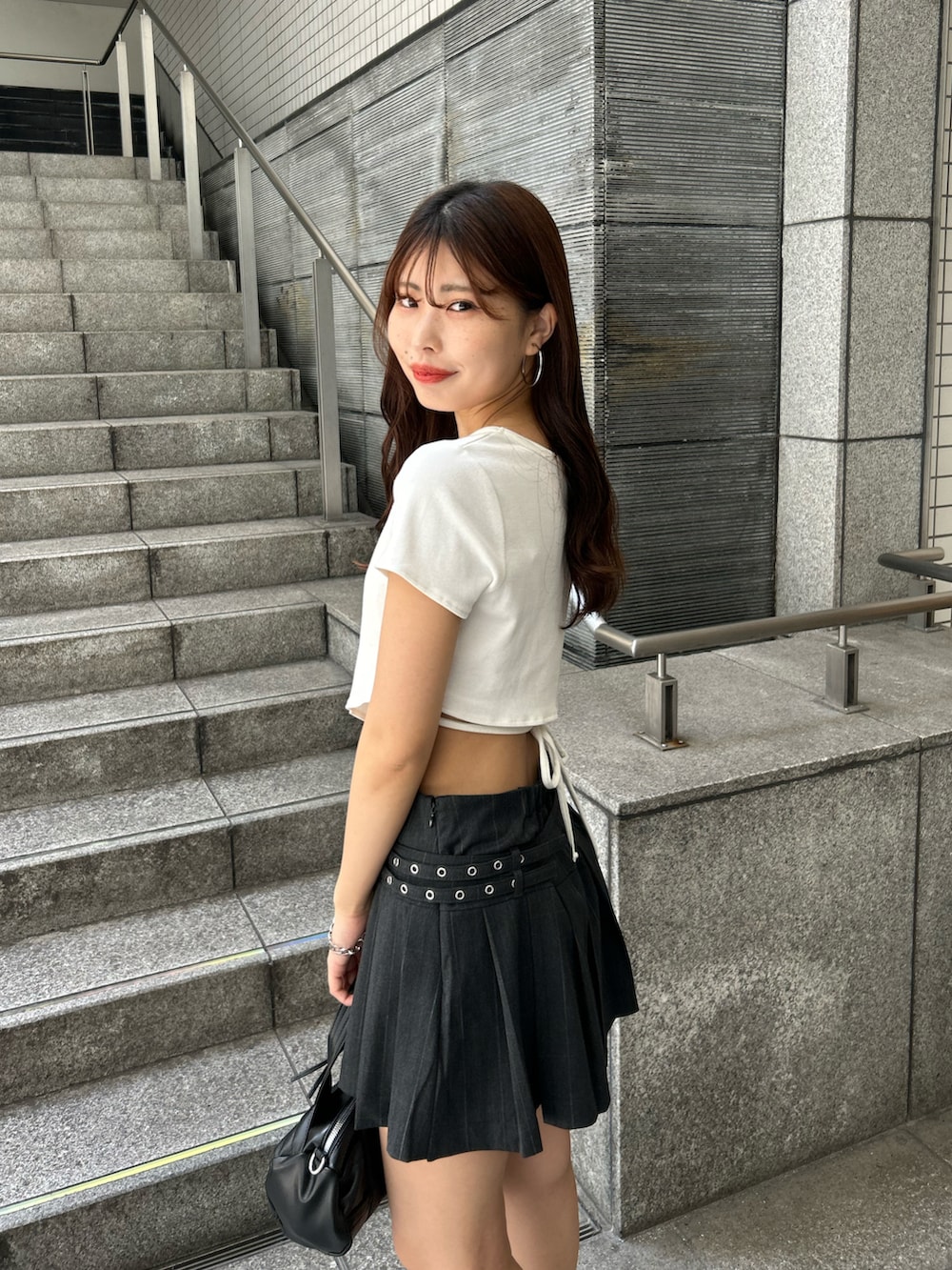 ホワイト系のTシャツ/カットソー、グレー系のスカート、ブラック系のボストンバッグを着用したレディースの夏コーディネートの5枚目の写真