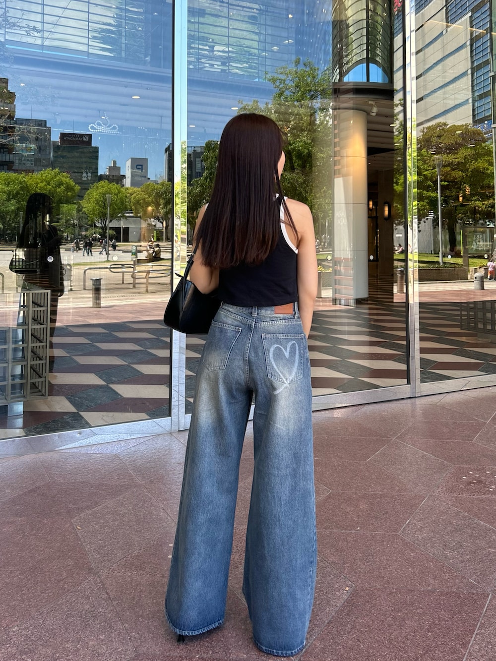 「デニム、デニムコーデ、ワイドデニム、チョーカー、チョーカートップス、春夏コーデ、ミュールサンダル」｜「Chicoの【3サイズ展開/セットアップ対応】ハートプリントボックスワイドデニムパンツ（デニムパンツ、ブルー系）」を使った、Misatoさん（レディース・160cm）の春コーディネートの3枚目の写真