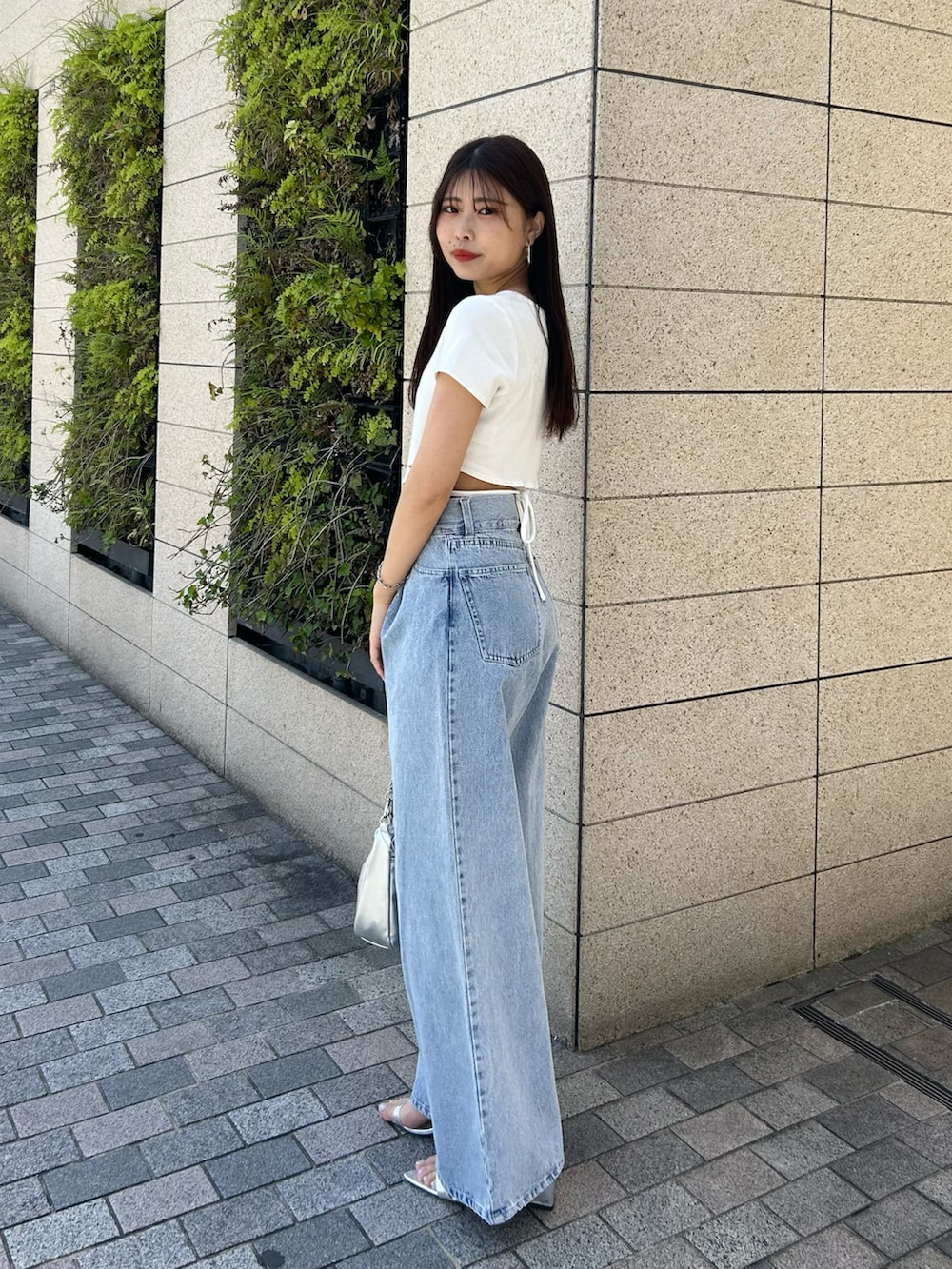 「デニム、デニムコーデ、サンダル、チビT、夏コーデ、デートコーデ」｜「Chicoの【完売カラー再販開始】ロゴプリント三角チビT（Tシャツ/カットソー、ホワイト系）」を使った、Misatoさん（レディース・160cm）の春コーディネートの3枚目の写真
