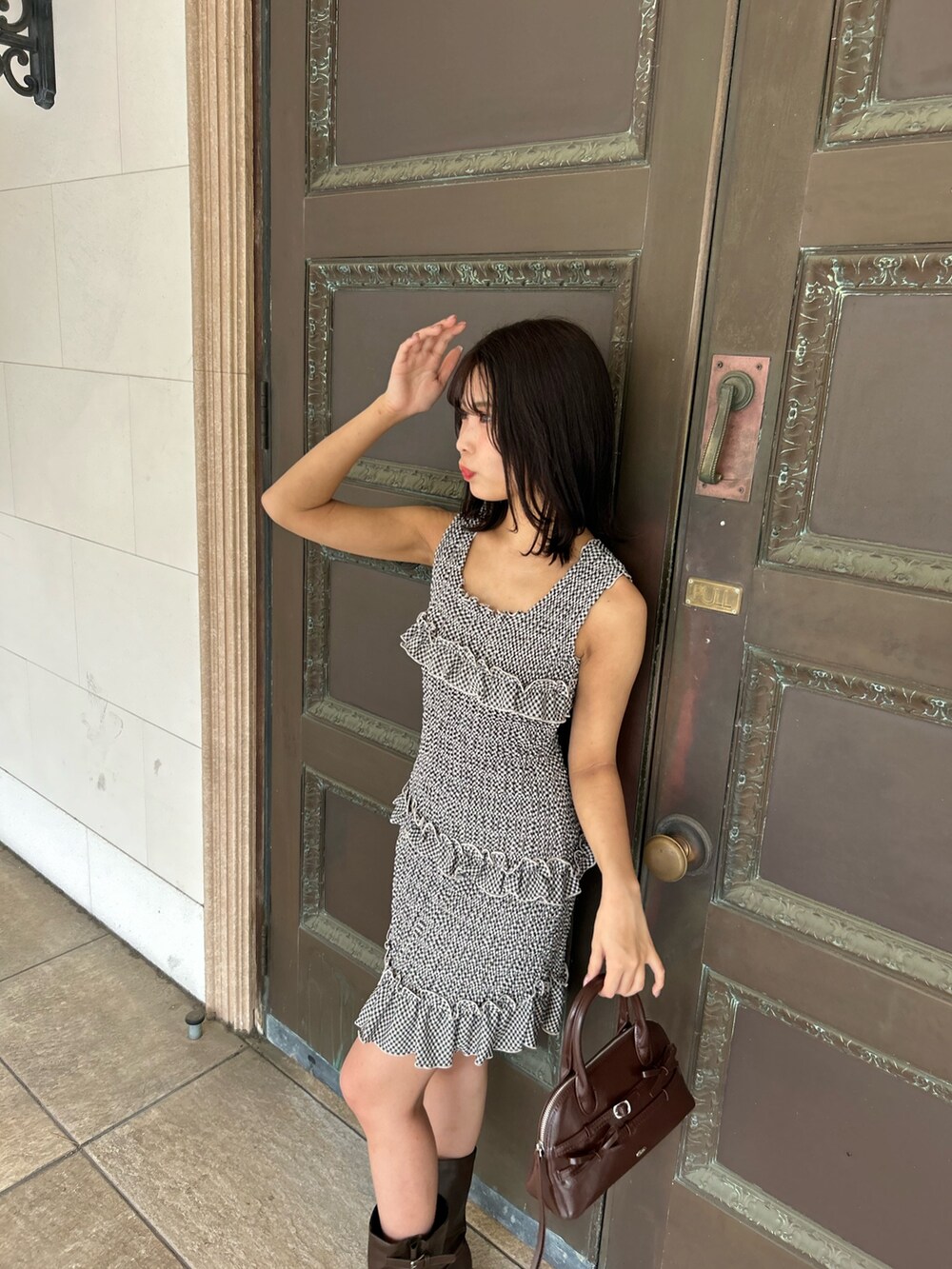 「ワンピース、ワンピーススタイル、ワンピースコーデ、夏コーデ、夏ワンピ、チェック柄、ギンガムチェック、デートコーデ」｜「Chicoのシャーリングチェックミニワンピース（ワンピース、ブラウン系）」を使った、Misatoさん（骨格ウェーブ・レディース・160cm）の夏コーディネートの6枚目の写真