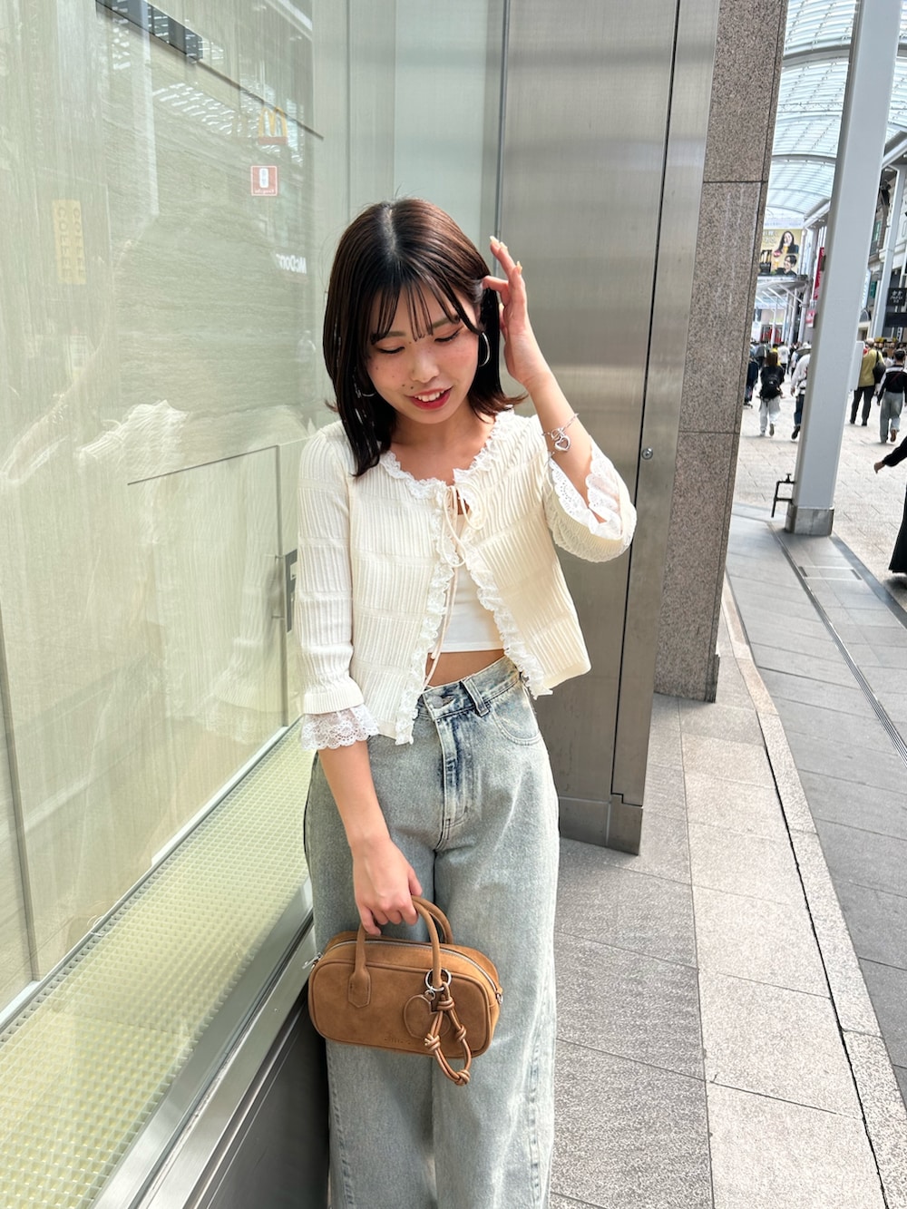 「カーディガン、カーディガンコーデ、デニム、デニムコーデ、春コーデ、ボレロ、デートコーデ」｜「Chicoの【7分袖】レースドッキングリブニットカーディガン（カーディガン/ボレロ、ホワイト系）」を使った、Misatoさん（骨格ウェーブ・レディース・160cm）の春コーディネートの4枚目の写真