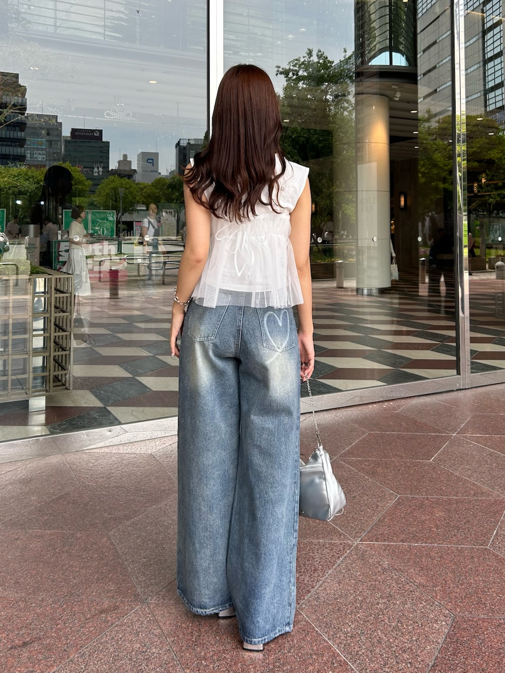 「デニム、デニムコーデ、チュール、チュールトップス、骨格ウェーブ、夏コーデ、デートコーデ」｜「ChicoのチュールキャミセットT（Tシャツ/カットソー、ホワイト系）」を使った、Misatoさん（レディース・160cm）の夏コーディネートの3枚目の写真