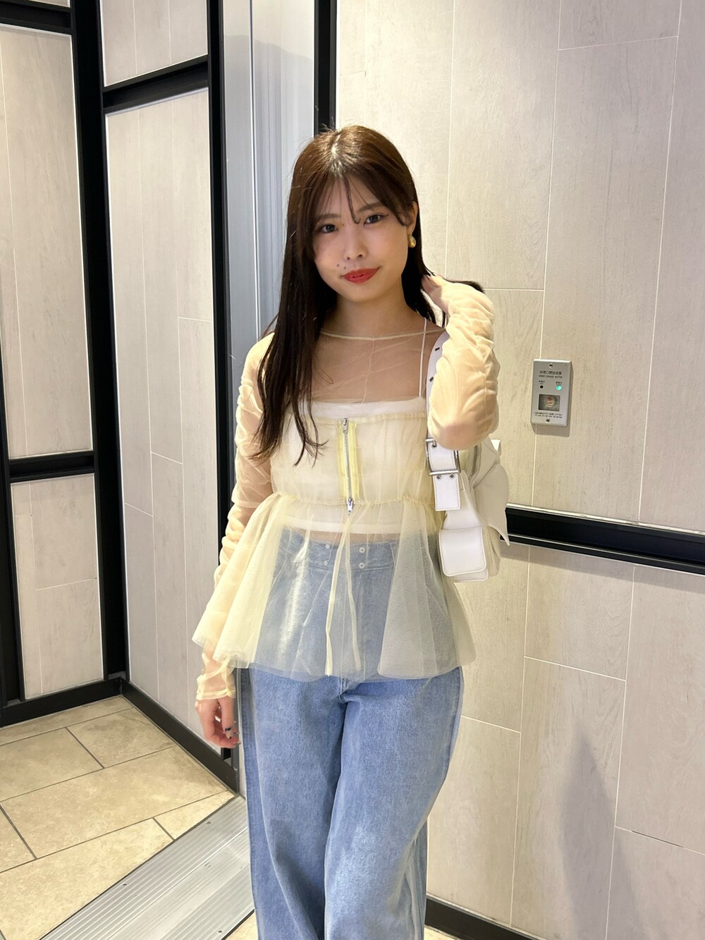 ブルー系のデニムパンツ、ホワイト系のシャツ/ブラウス、ホワイト系のキャミソールを着用したレディースの冬コーディネートの5枚目の写真